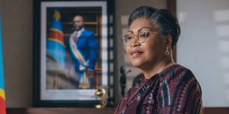 Judith SUMINWA TULUKA devant le portrait du Chef de l’État