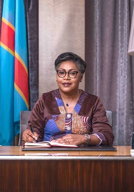 Judith SUMINWA TULUKA à son bureau de la Primature